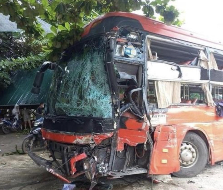 Xe tải lật ngửa, t&agrave;i xế trọng thương sau va chạm với xe kh&aacute;ch tr&ecirc;n QL20 - Ảnh 2.
