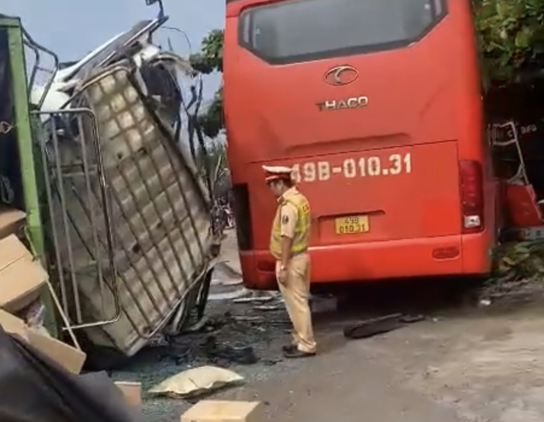 Xe tải lật ngửa, t&agrave;i xế trọng thương sau va chạm với xe kh&aacute;ch tr&ecirc;n QL20 - Ảnh 1.