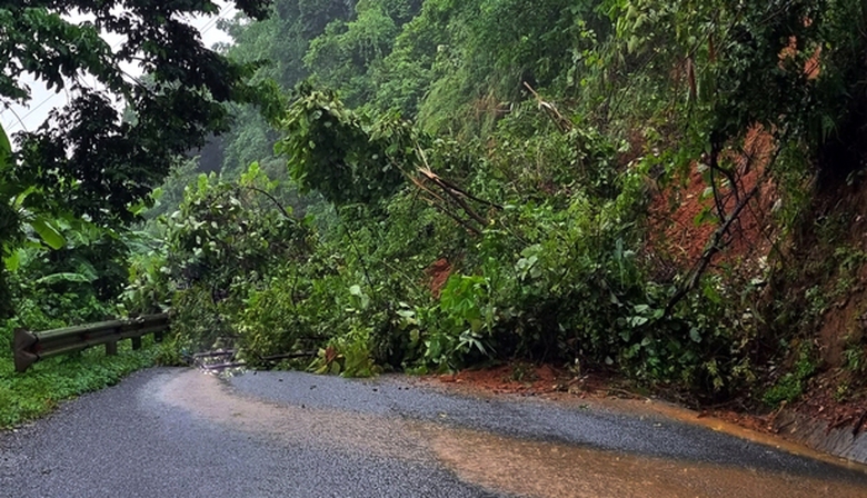 L&agrave;o Cai: Mưa lũ g&acirc;y sạt lở lớn tr&ecirc;n QL 70 - Ảnh 2.