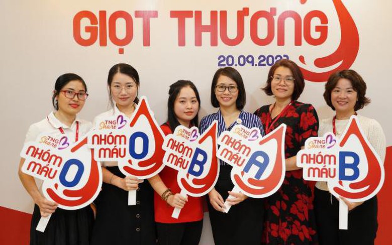 Người TNG Holdings Vietnam mang &ldquo;giọt thương&rdquo; gửi v&agrave;o ng&acirc;n h&agrave;ng m&aacute;u