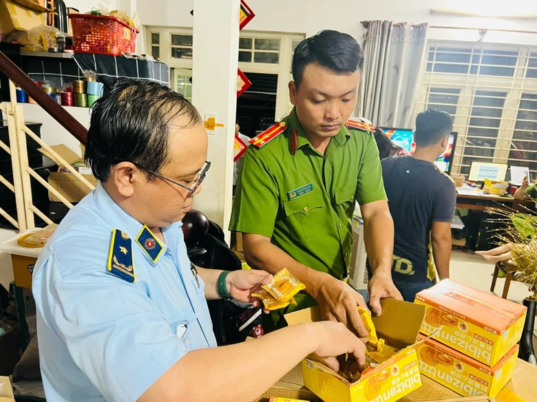 Hơn 3.500 b&aacute;nh trung thu "trứng chảy si&ecirc;u ngon" bị tạm giữ - Ảnh 1.
