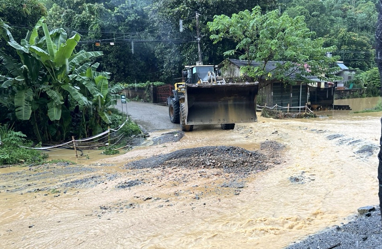 L&agrave;o Cai: Mưa lũ g&acirc;y sạt lở lớn tr&ecirc;n QL 70 - Ảnh 3.