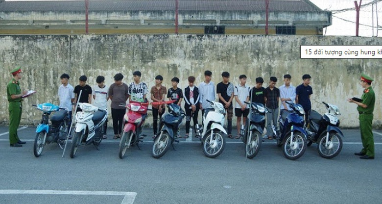 Triệu tập 15 thanh thiếu ni&ecirc;n mang dao ph&oacute;ng lợn, n&eacute;m vỏ chai bia v&agrave;o nh&agrave; d&acirc;n - Ảnh 1.