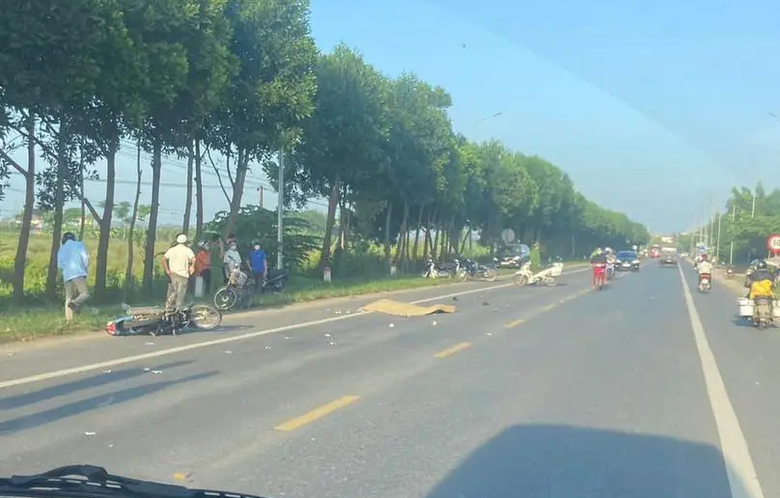 H&agrave; Nội: Ph&aacute;t hiện thi thể người đ&agrave;n &ocirc;ng v&agrave; chiếc xe m&aacute;y tr&ecirc;n QL32 - Ảnh 1.