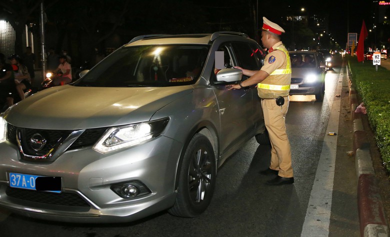 Nghệ An: Văn bản chỉ đạo của tỉnh chưa “ráo mực”, đã có lái xe biển xanh vi phạm rượu bia - Ảnh 1. Nghệ An: Văn bản chỉ đạo của tỉnh chưa “ráo mực”, đã có lái xe biển xanh vi phạm rượu bia - Ảnh 1.