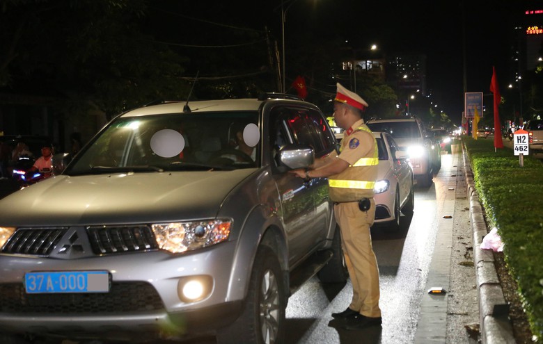 Nghệ An: Văn bản chỉ đạo của tỉnh chưa “ráo mực”, đã có lái xe biển xanh vi phạm rượu bia - Ảnh 3. Nghệ An: Văn bản chỉ đạo của tỉnh chưa “ráo mực”, đã có lái xe biển xanh vi phạm rượu bia - Ảnh 3.
