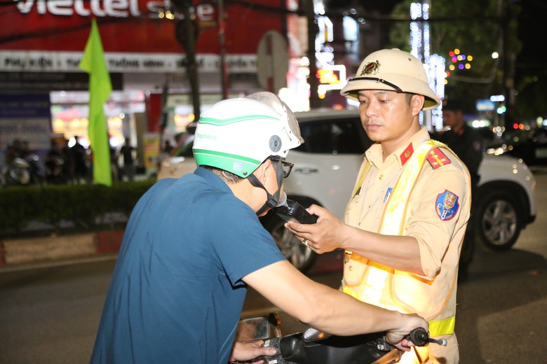 Nghệ An: Văn bản chỉ đạo của tỉnh chưa “ráo mực”, đã có lái xe biển xanh vi phạm rượu bia - Ảnh 4. Nghệ An: Văn bản chỉ đạo của tỉnh chưa “ráo mực”, đã có lái xe biển xanh vi phạm rượu bia - Ảnh 4.