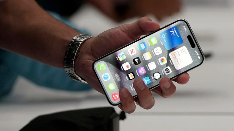 iPhone 15 Pro đ&atilde; tới tay những người d&ugrave;ng đầu ti&ecirc;n, đ&acirc;y l&agrave; l&uacute;c "mổ xẻ, thả rơi"?  - Ảnh 6.