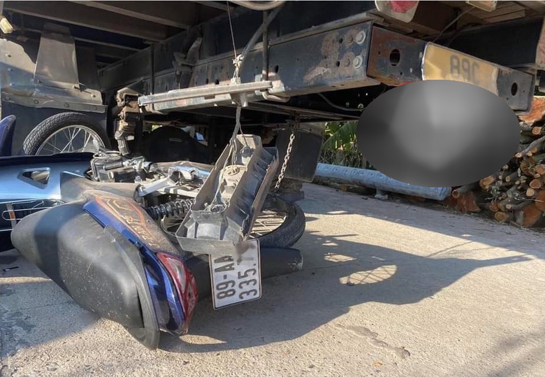 Nam sinh tử vong v&igrave; đ&acirc;m v&agrave;o xe &ocirc; t&ocirc; đậu b&ecirc;n đường - Ảnh 1.