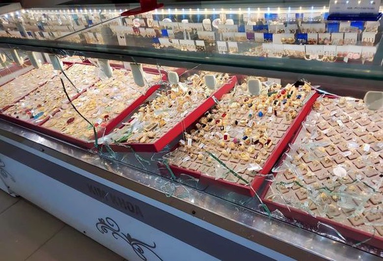 Hai kẻ x&ocirc;ng v&agrave;o cướp tiệm v&agrave;ng ở Kh&aacute;nh Ho&agrave; - Ảnh 2.