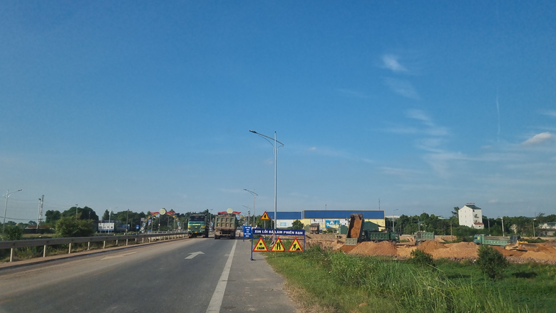 Phú Thọ: Vì sao người dân chặn đường đoàn xe chở đất đi qua? - Ảnh 6. Phú Thọ: Vì sao người dân chặn đường đoàn xe chở đất đi qua? - Ảnh 6.