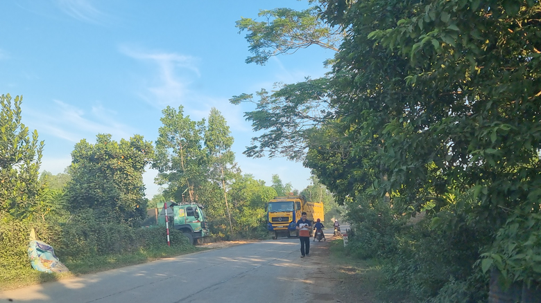 Phú Thọ: Vì sao người dân chặn đường đoàn xe chở đất đi qua? - Ảnh 3. Phú Thọ: Vì sao người dân chặn đường đoàn xe chở đất đi qua? - Ảnh 3.