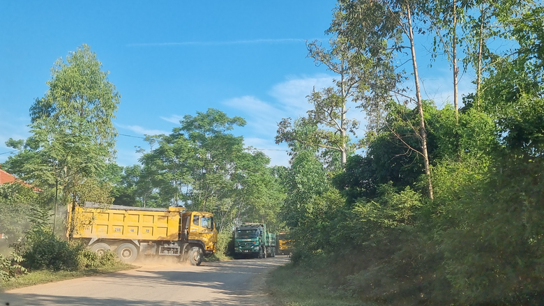Phú Thọ: Vì sao người dân chặn đường đoàn xe chở đất đi qua? - Ảnh 4. Phú Thọ: Vì sao người dân chặn đường đoàn xe chở đất đi qua? - Ảnh 4.