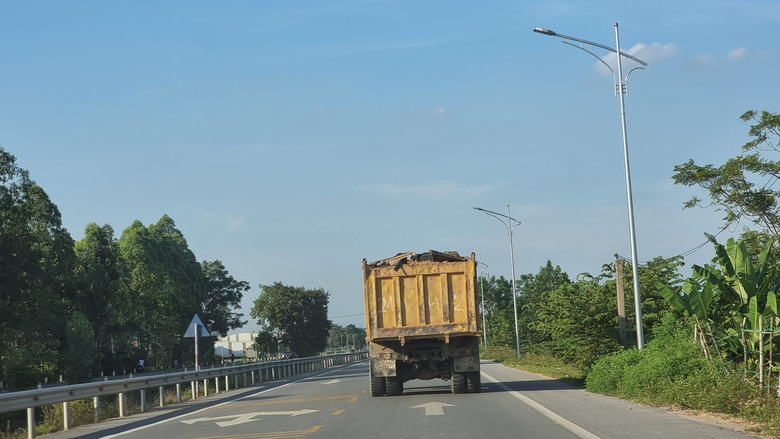 Phú Thọ: Vì sao người dân chặn đường đoàn xe chở đất đi qua? - Ảnh 5. Phú Thọ: Vì sao người dân chặn đường đoàn xe chở đất đi qua? - Ảnh 5.