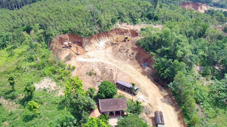 Phú Thọ: Vì sao người dân chặn đường đoàn xe chở đất đi qua? - Ảnh 2. Phú Thọ: Vì sao người dân chặn đường đoàn xe chở đất đi qua? - Ảnh 2.