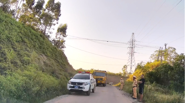 Phú Thọ: Vì sao người dân chặn đường đoàn xe chở đất đi qua? - Ảnh 7. Phú Thọ: Vì sao người dân chặn đường đoàn xe chở đất đi qua? - Ảnh 7.