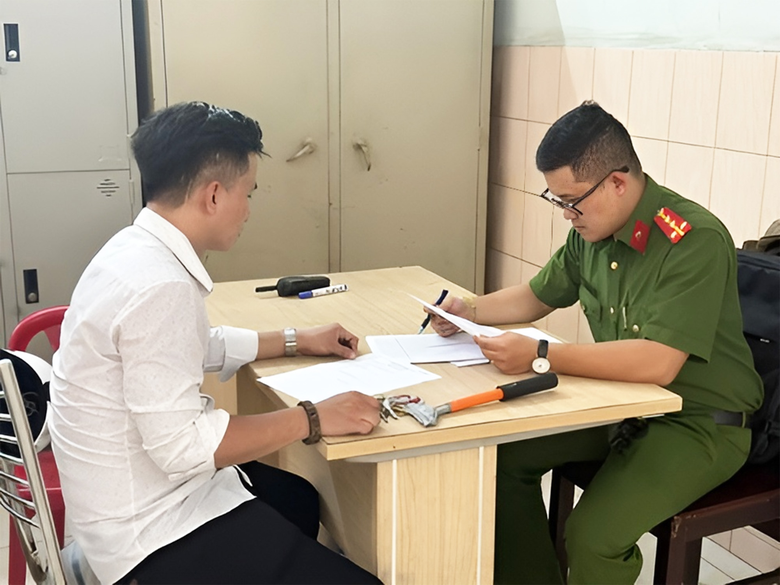 Phạt chủ nh&agrave; trọ xo&aacute; những quảng c&aacute;o đ&atilde; d&aacute;n l&ecirc;n trụ điện được quấn cỏ nhựa ở TP.HCM - Ảnh 1.