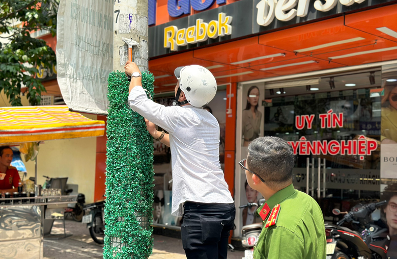 Phạt chủ nh&agrave; trọ xo&aacute; những quảng c&aacute;o đ&atilde; d&aacute;n l&ecirc;n trụ điện được quấn cỏ nhựa ở TP.HCM - Ảnh 2.