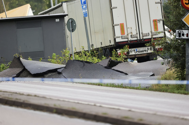Đường cao tốc lớn ở Thuỵ Điển nứt gãy, chồi sụt trong đêm - Ảnh 1. Đường cao tốc lớn ở Thuỵ Điển nứt gãy, chồi sụt trong đêm - Ảnh 1.
