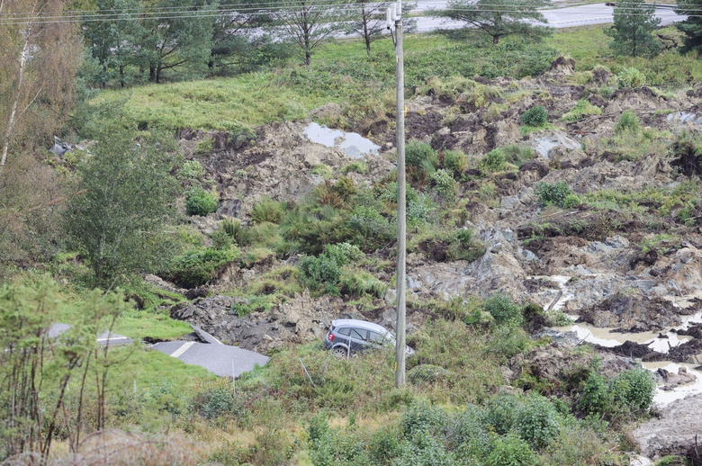 Đường cao tốc lớn ở Thuỵ Điển nứt gãy, chồi sụt trong đêm - Ảnh 2. Đường cao tốc lớn ở Thuỵ Điển nứt gãy, chồi sụt trong đêm - Ảnh 2.