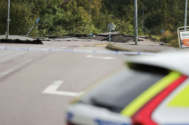 Đường cao tốc lớn ở Thuỵ Điển nứt gãy, chồi sụt trong đêm - Ảnh 4. Đường cao tốc lớn ở Thuỵ Điển nứt gãy, chồi sụt trong đêm - Ảnh 4.