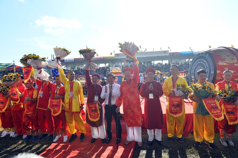 Hải Ph&ograve;ng: H&agrave;ng vạn du kh&aacute;ch chen ch&acirc;n nhau về xem lễn hội chọi tr&acirc;u Đồ Sơn 2023  - Ảnh 6.