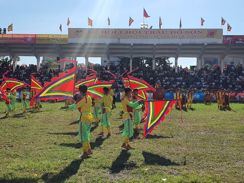 Hải Ph&ograve;ng: H&agrave;ng vạn du kh&aacute;ch chen ch&acirc;n nhau về xem lễn hội chọi tr&acirc;u Đồ Sơn 2023  - Ảnh 5.