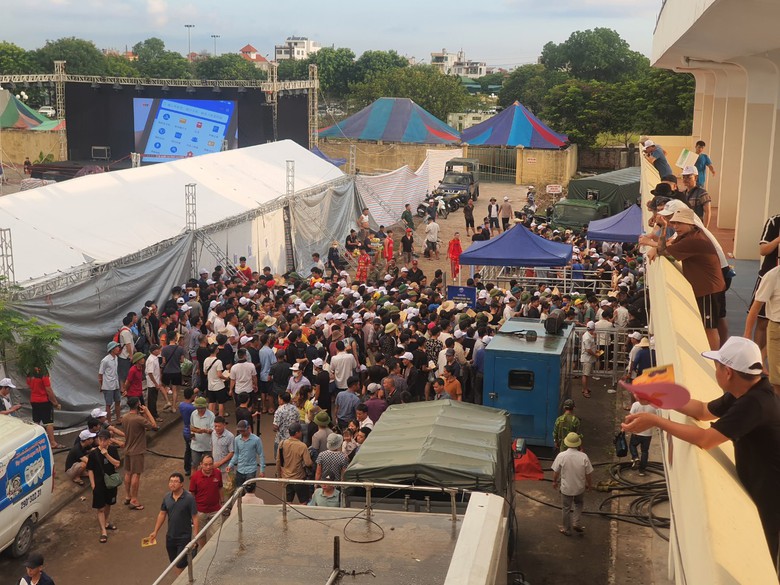 Hải Ph&ograve;ng: H&agrave;ng vạn du kh&aacute;ch chen ch&acirc;n nhau về xem lễn hội chọi tr&acirc;u Đồ Sơn 2023  - Ảnh 2.