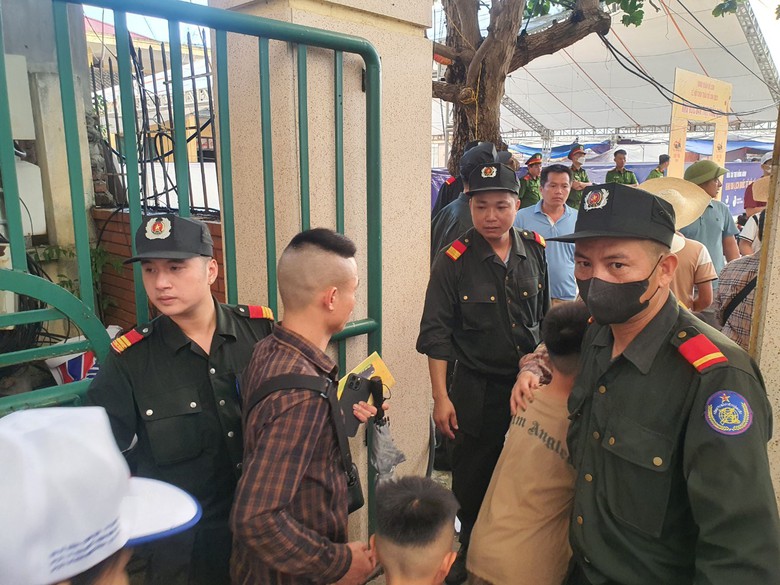 Hải Ph&ograve;ng: H&agrave;ng vạn du kh&aacute;ch chen ch&acirc;n nhau về xem lễn hội chọi tr&acirc;u Đồ Sơn 2023  - Ảnh 3.