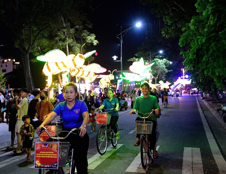Đ&egrave;n Trung thu mini t&ocirc; điểm th&ecirc;m cho Lễ hội Th&agrave;nh Tuy&ecirc;n - Ảnh 6.