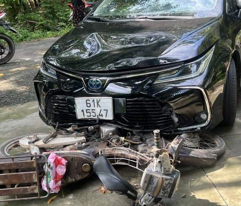 Vụ va chạm giao th&ocirc;ng, &ocirc; t&ocirc; do nữ t&agrave;i xế điều khiển k&eacute;o l&ecirc; xe m&aacute;y hơn 2km về nh&agrave; m&igrave;nh - Ảnh 1.
