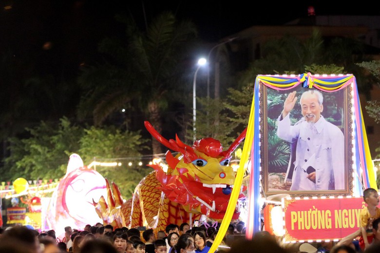 Tưng bừng rước đ&egrave;n Trung thu khổng lồ tại H&agrave; Tĩnh  - Ảnh 2.