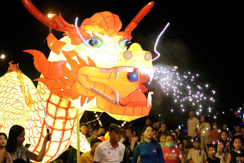 Tưng bừng rước đ&egrave;n Trung thu khổng lồ tại H&agrave; Tĩnh  - Ảnh 4.