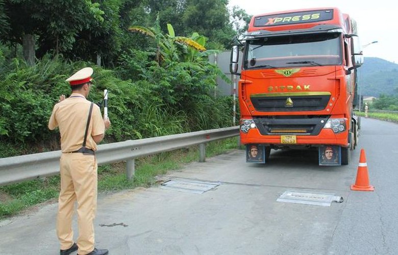 L&agrave;o Cai: Li&ecirc;n tiếp ph&aacute;t hiện xe &ocirc; t&ocirc; chở qu&aacute; tải trọng hơn 240% - Ảnh 1.