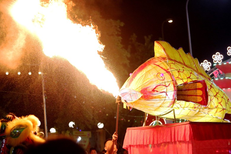 Tưng bừng rước đ&egrave;n Trung thu khổng lồ tại H&agrave; Tĩnh  - Ảnh 1.