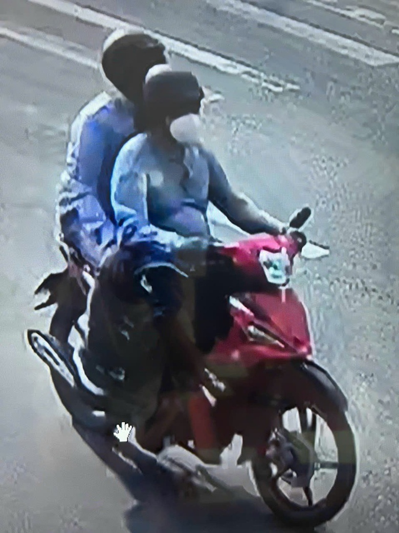 Một trong hai kẻ cướp tiệm v&agrave;ng ở Kh&aacute;nh Ho&agrave; l&agrave; nam giới nghi đội t&oacute;c giả - Ảnh 3.