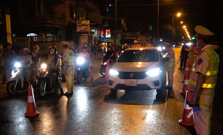 H&agrave;ng loạt t&agrave;i xế &ldquo;sa lưới&rdquo; chốt kiểm tra nồng độ cồn tại Huế - Ảnh 1.