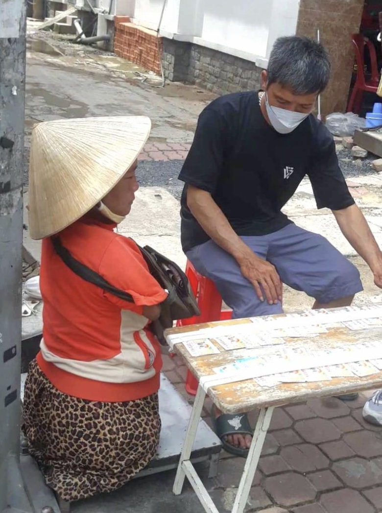 C&ocirc;ng an Đồng Nai truy x&eacute;t kẻ tr&aacute;o đổi 840 tờ v&eacute; số của người phụ nữ khuyết tật - Ảnh 1.