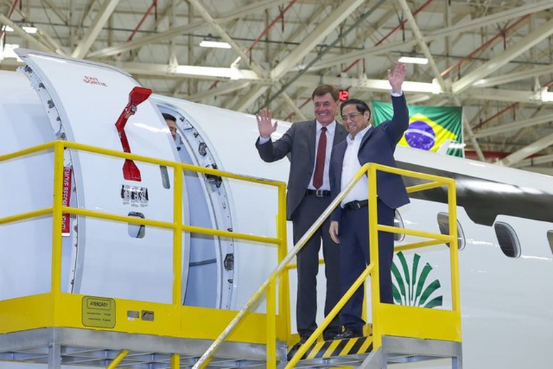 Thủ tướng đề nghị Tập đo&agrave;n h&agrave;ng kh&ocirc;ng vũ trụ Embraer mở rộng hoạt động tại Việt Nam - Ảnh 3.