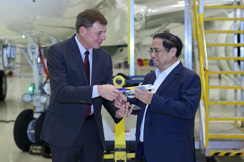 Thủ tướng đề nghị Tập đo&agrave;n h&agrave;ng kh&ocirc;ng vũ trụ Embraer mở rộng hoạt động tại Việt Nam - Ảnh 4.