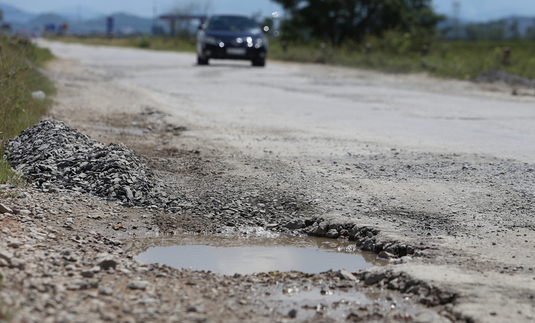 Biển b&aacute;o hạn chế tải trọng tr&ecirc;n đường nối H&agrave; Tĩnh &ndash; Nghệ An lại bị tẩy x&oacute;a - Ảnh 4.