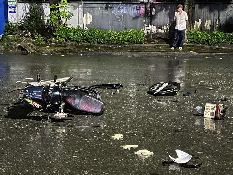 Xe m&aacute;y va chạm xe tải trong KCN S&oacute;ng Thần, một người chết  - Ảnh 2.