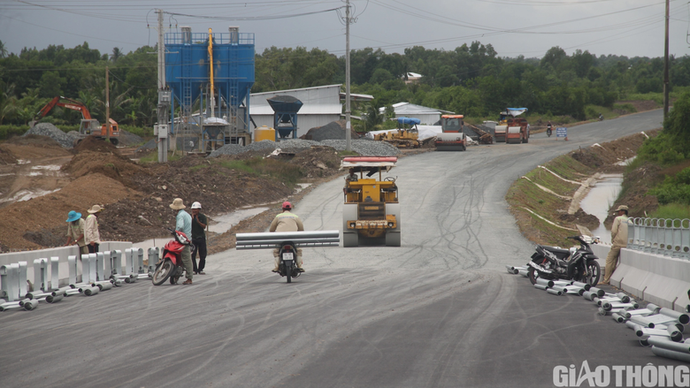 Khẩn trương đẩy nhanh tiến độ về đ&iacute;ch tuyến tr&aacute;nh quốc lộ 1 qua C&agrave; Mau - Ảnh 2.