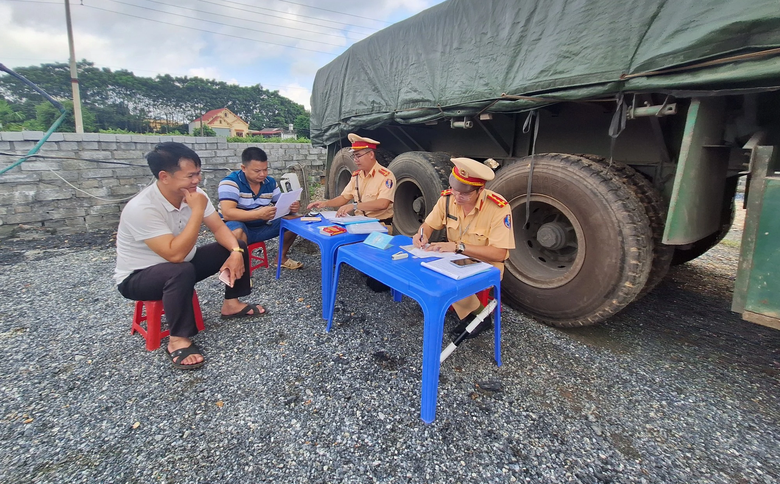 CSGT Th&aacute;i Nguy&ecirc;n h&oacute;a trang, mật phục xử l&yacute; h&agrave;ng loạt xe tải v&agrave;o đường cấm - Ảnh 2.