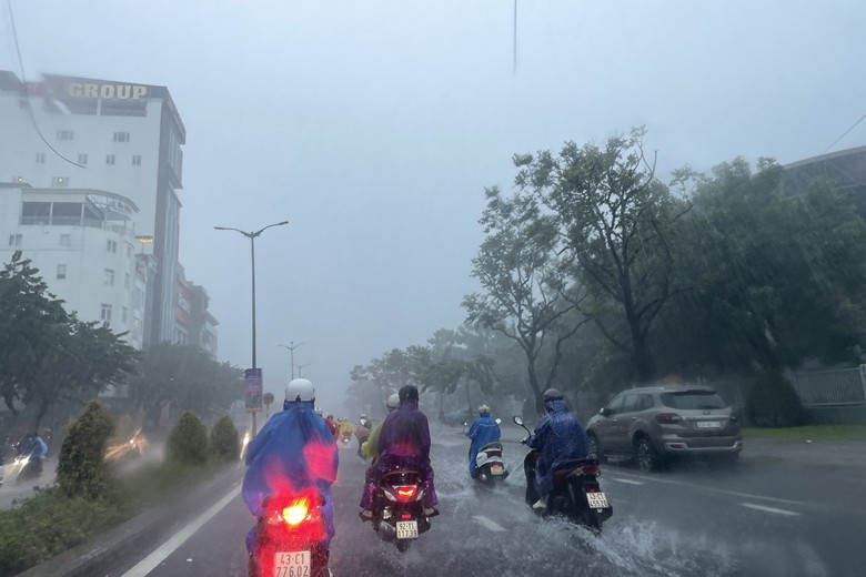 Đường phố Đ&agrave; Nẵng th&agrave;nh s&ocirc;ng sau mưa lớn, &ocirc; t&ocirc; b&igrave; b&otilde;m lội nước - Ảnh 10.