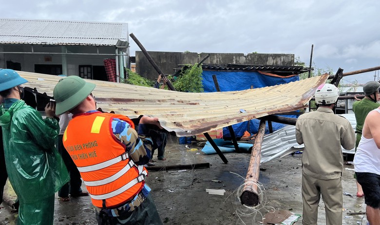 Mưa lớn kèm lốc xoáy làm 6 người ở Huế bị thương, 84 nhà tốc mái - Ảnh 2. Mưa lớn kèm lốc xoáy làm 6 người ở Huế bị thương, 84 nhà tốc mái - Ảnh 2.