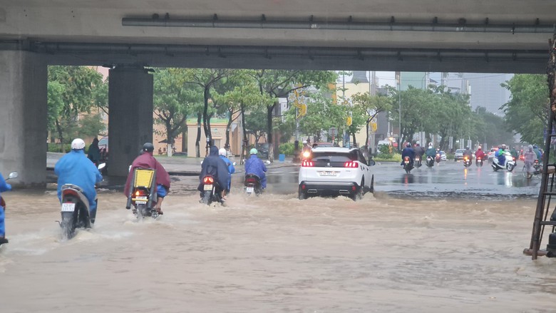 Đường phố Đ&agrave; Nẵng th&agrave;nh s&ocirc;ng sau mưa lớn, &ocirc; t&ocirc; b&igrave; b&otilde;m lội nước - Ảnh 8.