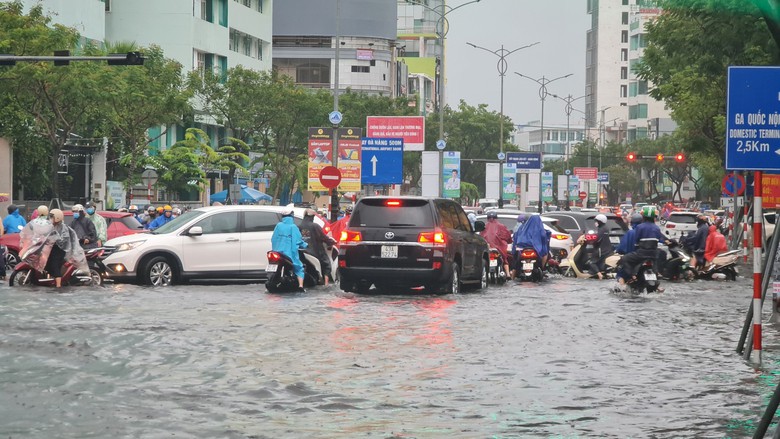 Đường phố Đ&agrave; Nẵng th&agrave;nh s&ocirc;ng sau mưa lớn, &ocirc; t&ocirc; b&igrave; b&otilde;m lội nước - Ảnh 4.