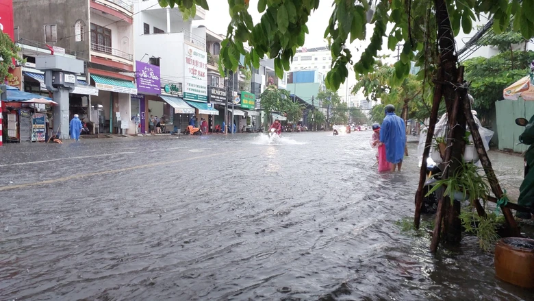 Đường phố Đ&agrave; Nẵng th&agrave;nh s&ocirc;ng sau mưa lớn, &ocirc; t&ocirc; b&igrave; b&otilde;m lội nước - Ảnh 5.
