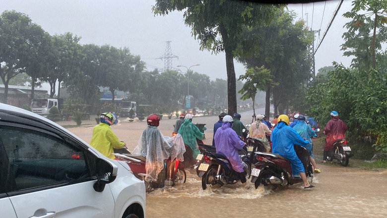 Đường phố Đ&agrave; Nẵng th&agrave;nh s&ocirc;ng sau mưa lớn, &ocirc; t&ocirc; b&igrave; b&otilde;m lội nước - Ảnh 1.